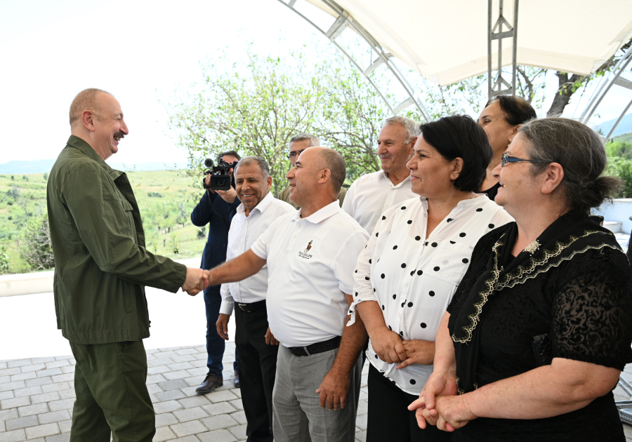 Prezident Xocalının Xanyurdu kəndinə köçən sakinlərlə görüşdü (YENİLƏNİB)